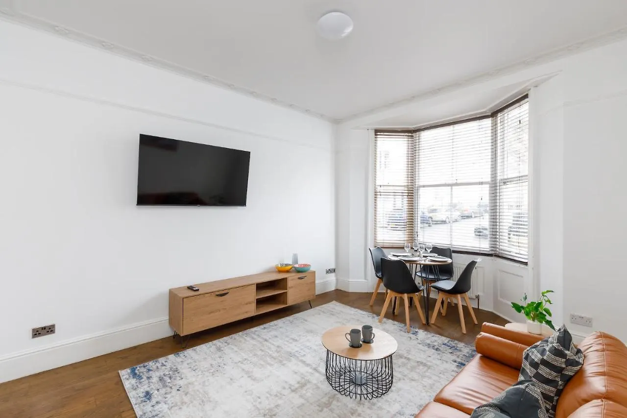 Apartment Serenity Square - Wow Location Central Brighton Sleeps 4