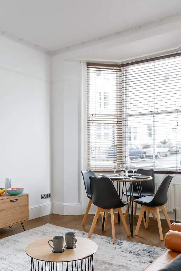 Serenity Square - Wow Location Central Brighton Sleeps 4 Apartment